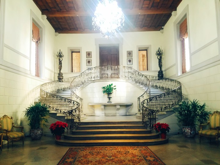 The grand horse shoe shaped staircase as guests enter the front door of Oheka Castle on Long Island is very gatsby themed