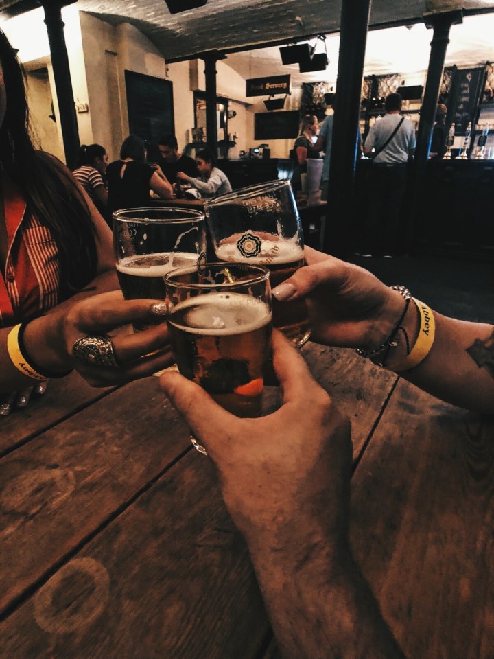 Drinks at Ye Olde Cheshire Cheese. Check it out during your first time in London.