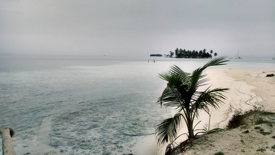 Clear water and a sandy beach on one of the many Guna Yala Islands