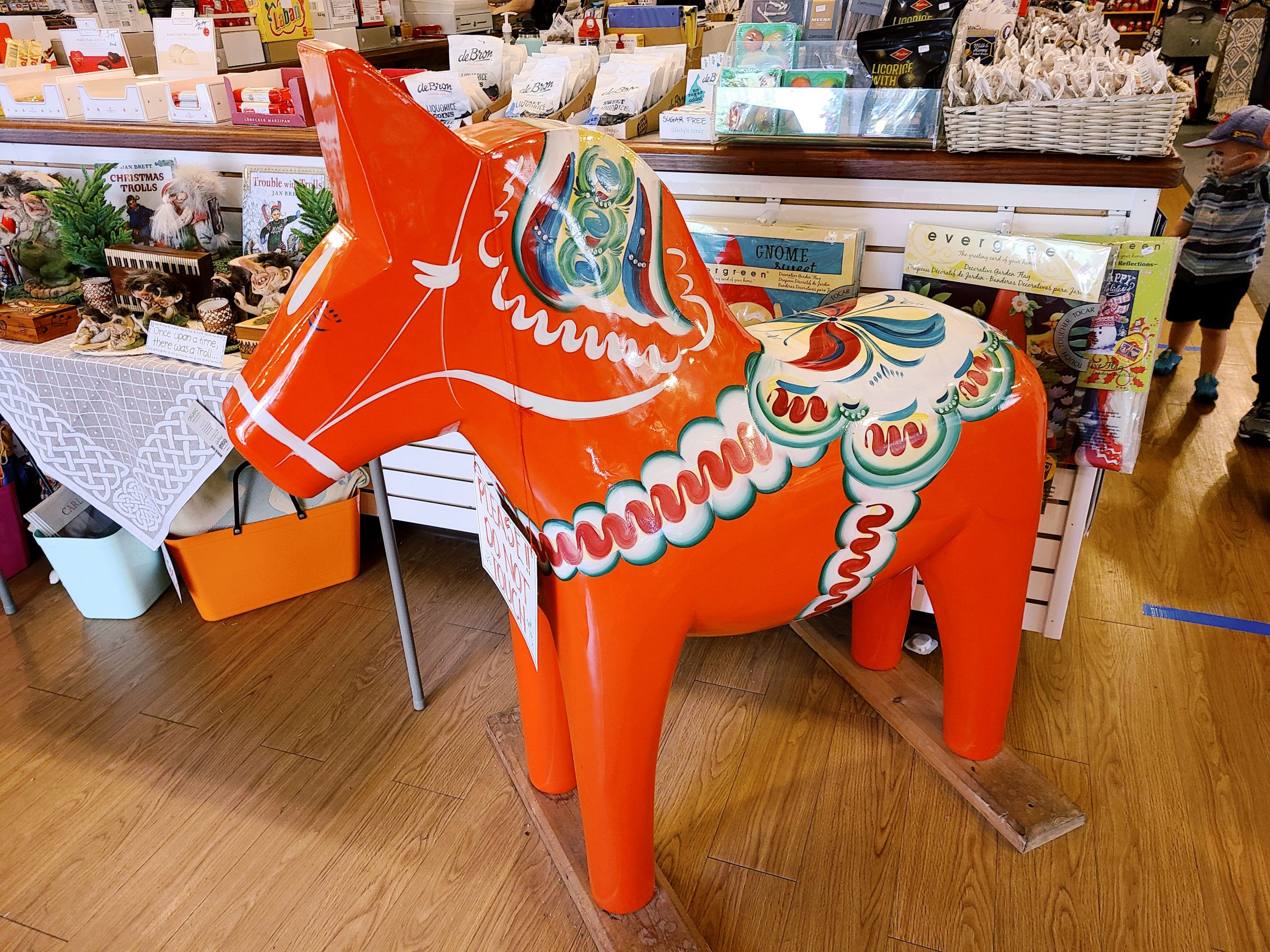 A colorful horse figurine at Bestemors
